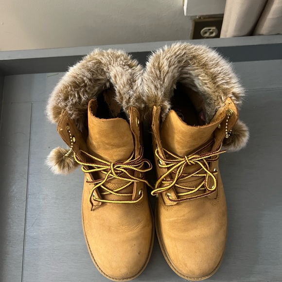 Timberland Brown Boots with Fur Trim - Picture 7 of 9